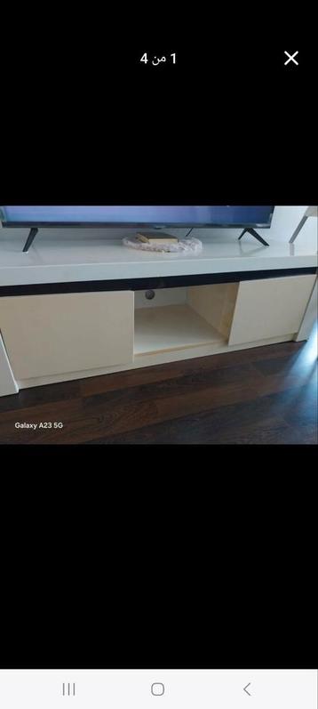 Kast tv beschikbaar voor biedingen