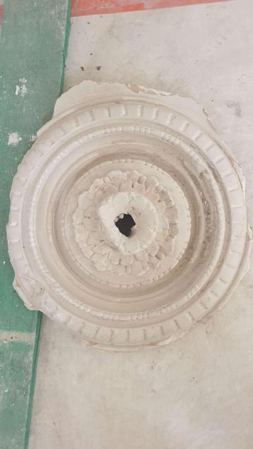 Antieke plafondrozet rozas diameter 54cm beschikbaar voor biedingen