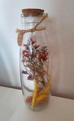 Droogbloemen in mooi glazen flesje van 21 cm hoog., Maison & Meubles, Accessoires pour la Maison | Fleurs séchées, Comme neuf