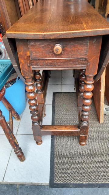 Hangoor tafel met schuif beschikbaar voor biedingen