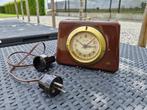 Vintage jaren 60 Art Deco bakeliet Electro-Boy tafel klok, Antiek en Kunst, Ophalen of Verzenden