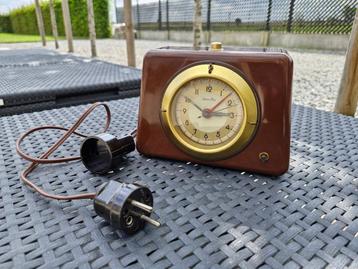 Vintage jaren 60 Art Deco bakeliet Electro-Boy tafel klok beschikbaar voor biedingen