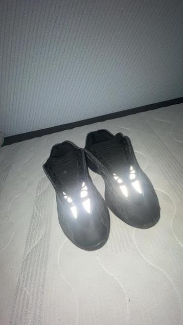 Yeezy 700 V3, Comme neuf, Adidas Yeezy, Baskets, Noir