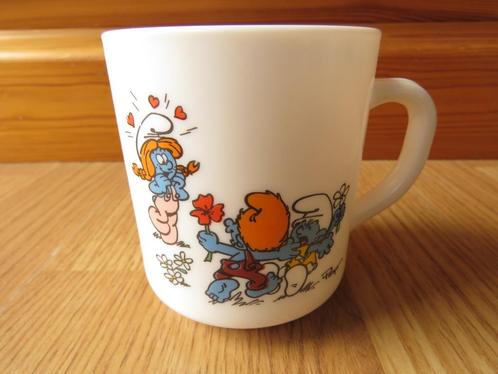 mug tasse les schtroumpfs en arcopal de 1991, Huis en Inrichting, Keuken | Servies, Zo goed als nieuw, Kop(pen) en/of Schotel(s)