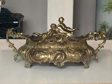 Antieke jardiniere met putti’s  beschikbaar voor biedingen