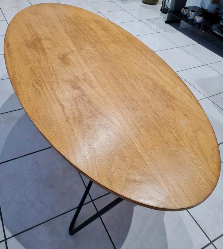 Ovale houten tafel met metalen poten, Huis en Inrichting, Tafels | Statafels, Zo goed als nieuw, Ophalen