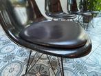4 originele Eames glasvezel stoelen met bekleding, Ophalen, Kunststof, Gebruikt, Zwart