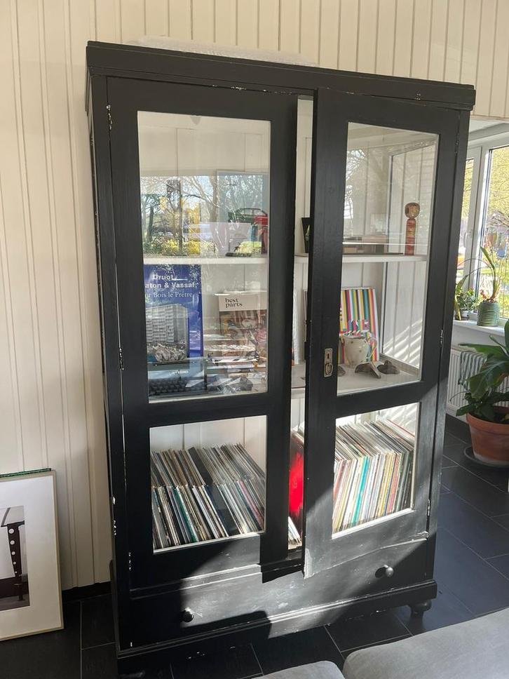 Zwarte vitrinekast, Maison & Meubles, Armoires | Vitrines, Utilisé, 150 à 200 cm, 100 à 150 cm, 50 à 75 cm, Avec tiroir(s), Avec porte(s)