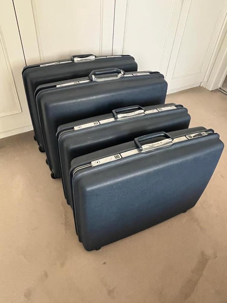 set van 4 reiskoffers, Handtassen en Accessoires, Koffers, Zo goed als nieuw, Hard kunststof, 60 tot 70 cm, 45 tot 55 cm, Uitschuifbare handgreep