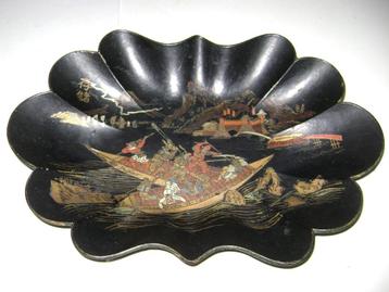 Chinoiserie papier maché SCALOPPED TRAY beschikbaar voor biedingen