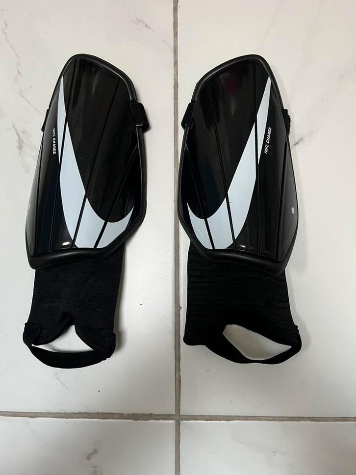 Nike Charge Scheenbeschermers, Sport en Fitness, Voetbal, Zo goed als nieuw, Ophalen