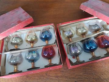 Oude gekleurde cognacglazen beschikbaar voor biedingen