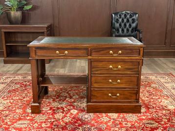 Klassiek Engels bureau #474 beschikbaar voor biedingen