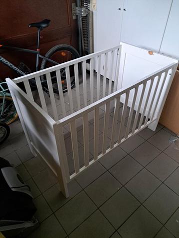 Kinderbedje met verstelbaar lattenbodem en matras beschikbaar voor biedingen