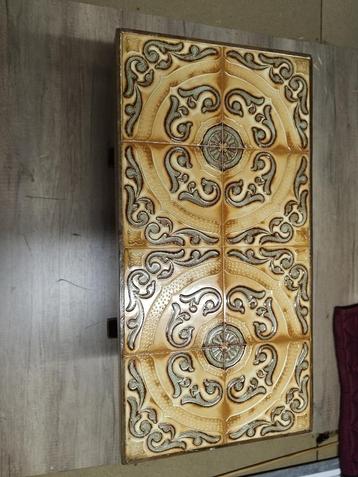 Bijzettafel hout en tegels beschikbaar voor biedingen