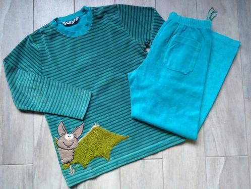 M140 - Woody winterpyjama in velours thema vleermuis, Kinderen en Baby's, Kinderkleding | Maat 140, Gebruikt, Jongen, Nacht- of Onderkleding