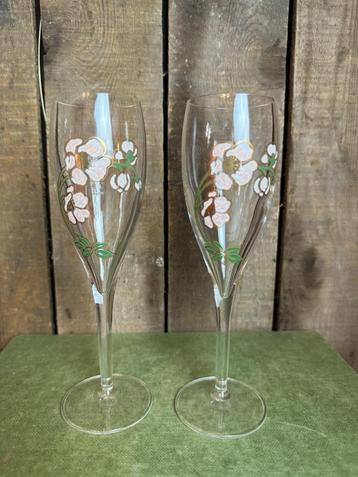 2 Perrier-Jouët champagneglazen met bloem