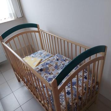 Beuken kinderbedje met matras en diverse toebehoren beschikbaar voor biedingen