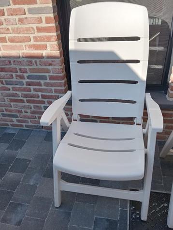 Verstelbare stoelen met bijpassende kussens en tafel beschikbaar voor biedingen