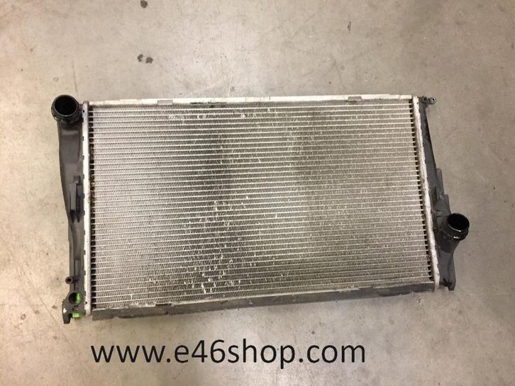 Radiateur BMW E90 E91 318d oem 1039756, Autos : Pièces & Accessoires, Moteurs & Accessoires, BMW, Utilisé, Enlèvement ou Envoi