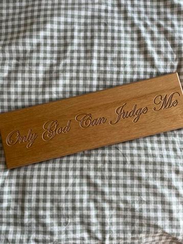 Stuk hout "Only god can judge me"  beschikbaar voor biedingen