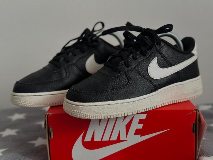 Nike Air Force 1 Low – Zwart/Wit Maat: 39, Kleding | Heren, Schoenen, Zo goed als nieuw, Sneakers, Wit, Ophalen
