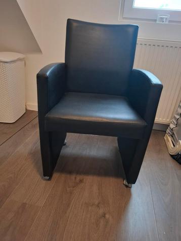 Zwart leren zetel beschikbaar voor biedingen