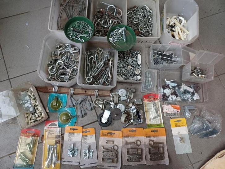 Groot pakket haken, sloten, beugels, kapstokken..., Doe-het-zelf en Bouw, Hang- en Sluitwerk, Gebruikt, Ophalen