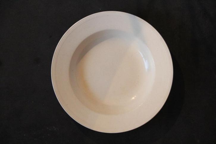 Groot diep bord van antiek aardewerk (Boch?), Antiek en Kunst, Antiek | Servies los, Ophalen of Verzenden