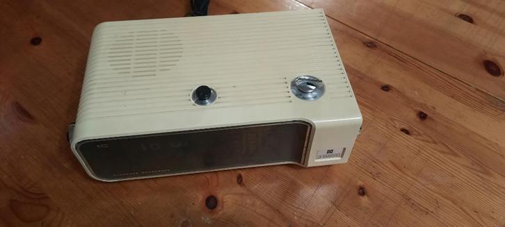 Authentique radio-réveil vintage années 70, Antiek en Kunst, Antiek | Glaswerk en Kristal, Ophalen