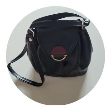 Sac à main en cuir avec lanière noir Prix 15€ beschikbaar voor biedingen