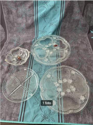 Glazen taartschalen beschikbaar voor biedingen