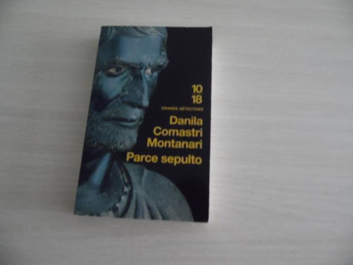 PARCE SEPULTO       DANILA  COMASTRI  MONTANARI, Boeken, Detectives, Zo goed als nieuw, Ophalen of Verzenden