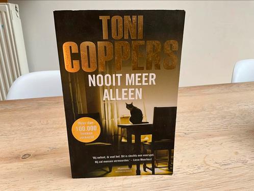 Toni Coppers - Nooit meer alleen, Livres, Thrillers, Comme neuf, Enlèvement ou Envoi
