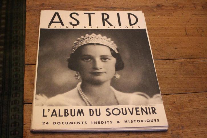 Album souvenir "Astrid reine des Belges", Collections, Maisons royales & Noblesse, Utilisé, Autres types, Enlèvement
