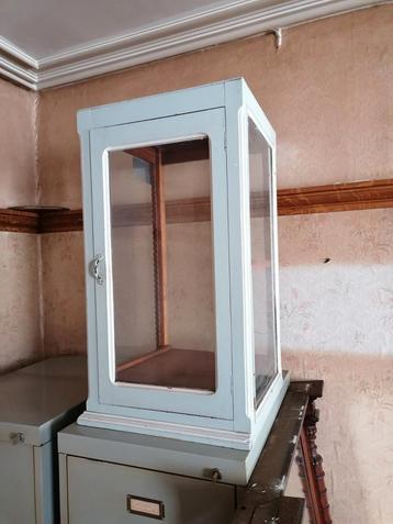 Ancienne vitrine d’exposition Butz-Choquin  St Claude France beschikbaar voor biedingen
