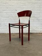 Chaise design Hutten bois teinté bordeaux & structure noire, Enlèvement, Utilisé, Bois, Une