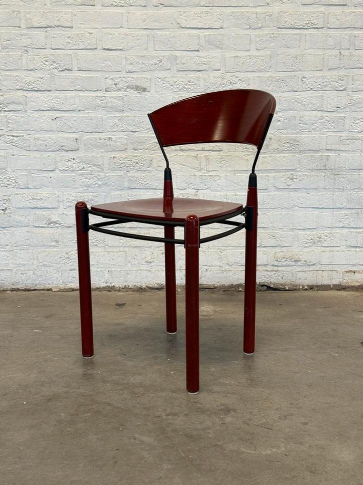 Chaise design Hutten bois teinté bordeaux & structure noire, Maison & Meubles, Chaises, Utilisé, Une, Bois, Enlèvement