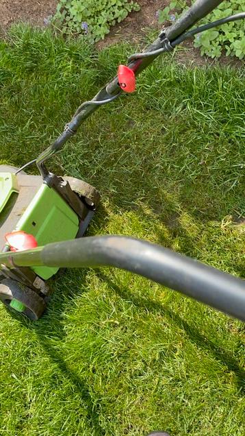 gratis,werkt moet nieuw mes, Tuin en Terras, Grasmaaiers, Ophalen, Gebruikt, Opvangbak