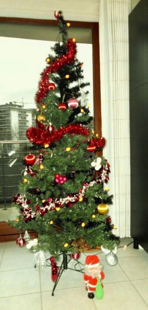 A vendre est un sapin de Noël avec des branches bicolores, Divers, Noël, Comme neuf, Enlèvement