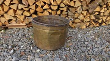 Zeer oude koperen ketel beschikbaar voor biedingen