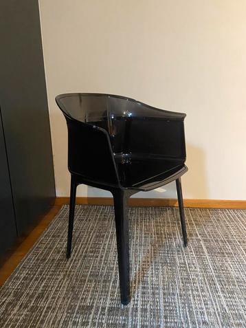 Zwart-bruine stoel kartell