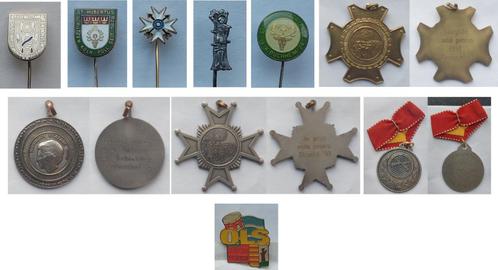 10 pins en medailles uit Schutterijen en Hubertus vereniging, Postzegels en Munten, Penningen en Medailles, Overige materialen