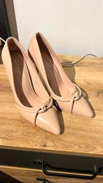 Nude/rose pumps met naaldhak en strikje maat 38, Kleding | Dames, Schoenen, Ophalen of Verzenden, Zo goed als nieuw, Pumps