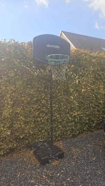 Basketbalring paal beschikbaar voor biedingen