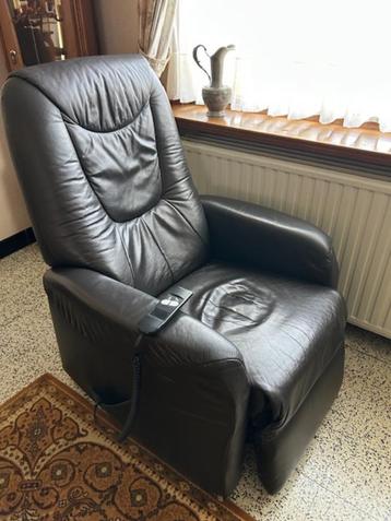 Electrische relaxzetel met in- en uitstapfunctie.