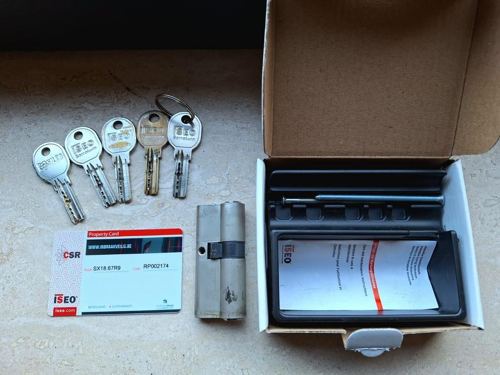 Iseo slot 70 mm met 5 sleutels, Doe-het-zelf en Bouw, Hang- en Sluitwerk, Ophalen of Verzenden, Slot