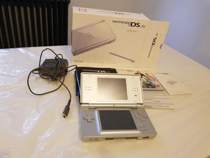 Nintendo ds in een doos, Games en Spelcomputers, Spelcomputers | Nintendo DS, Ophalen of Verzenden