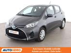 Toyota Yaris 1.5 Hybrid ByD (bj 2015, automaat), Gebruikt, 5 zetels, Hybride Elektrisch/Benzine, Zilver of Grijs