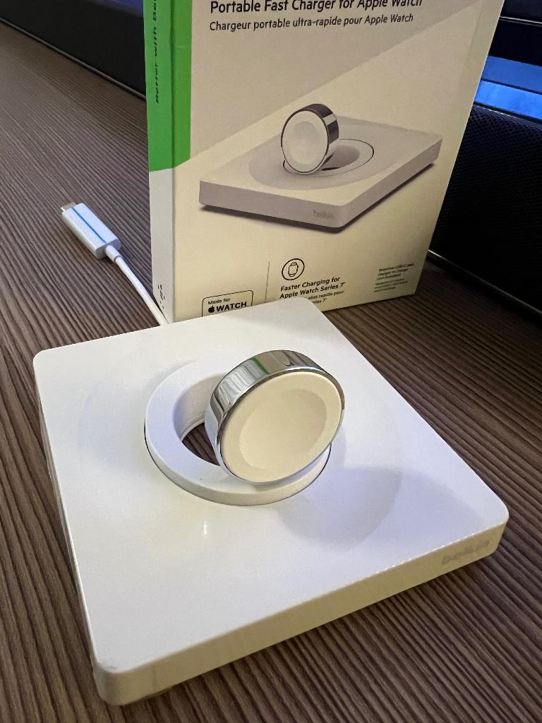 Apple Watch Boost Charge Pro Oplader, Handtassen en Accessoires, Smartwatches, Zo goed als nieuw, iOS, Wit, Ophalen